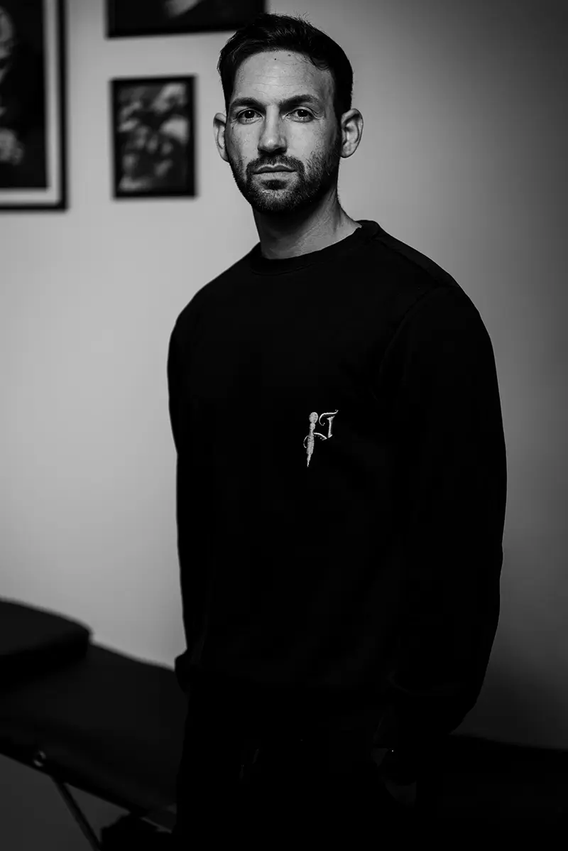 Paolo Crivello al lavoro nel suo studio a Fiumicino